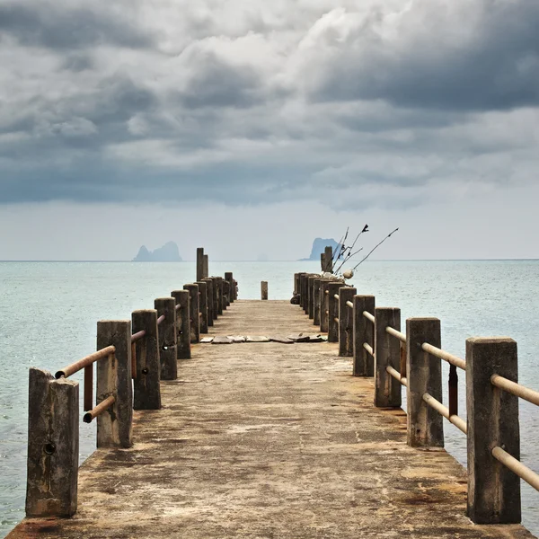 Pier onder donkere wolken — Stockfoto