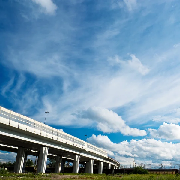 Paesaggio urbano con autostrada e nuvole — Foto Stock