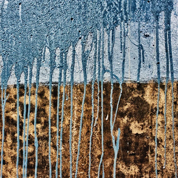 Parete di cemento con gocce di vernice blu — Foto Stock