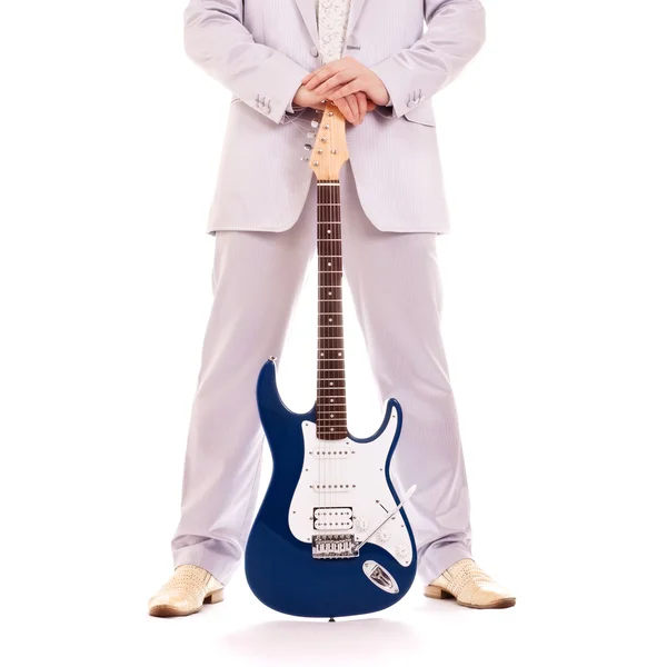 Man står med electro-gitarr — Stockfoto