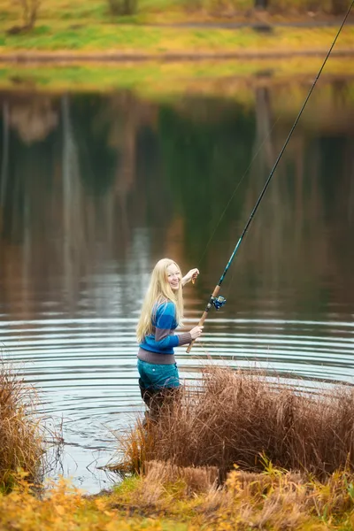 Mujer pescando — Foto de Stock