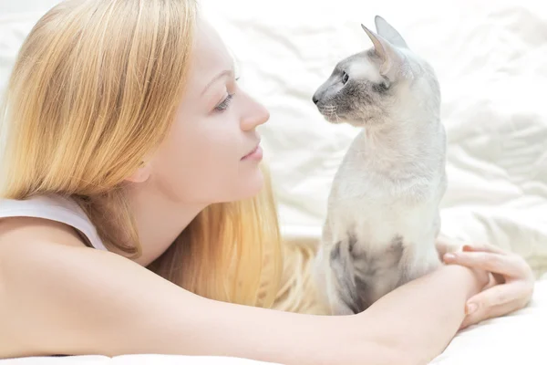 Kedi ile oynarken — Stok fotoğraf