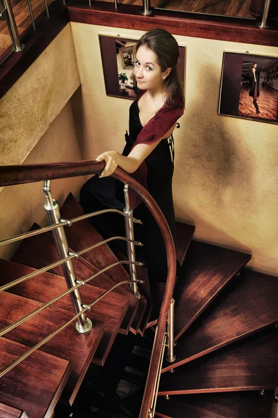 Mooie dame op trap — Stockfoto