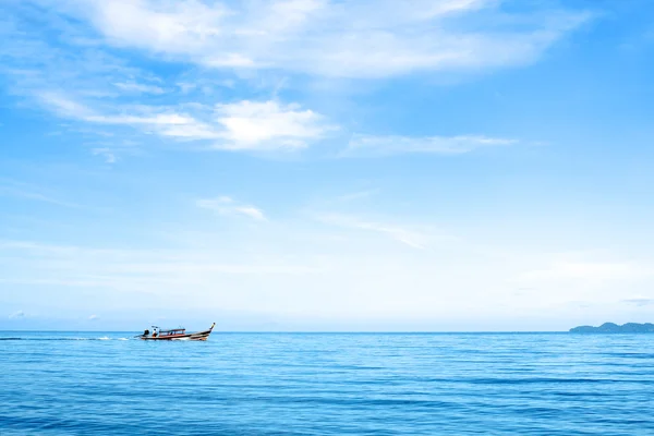 Лодка в море — стоковое фото