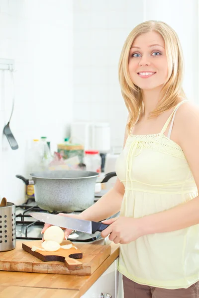 Roztomilá dívka, vaření — Stock fotografie