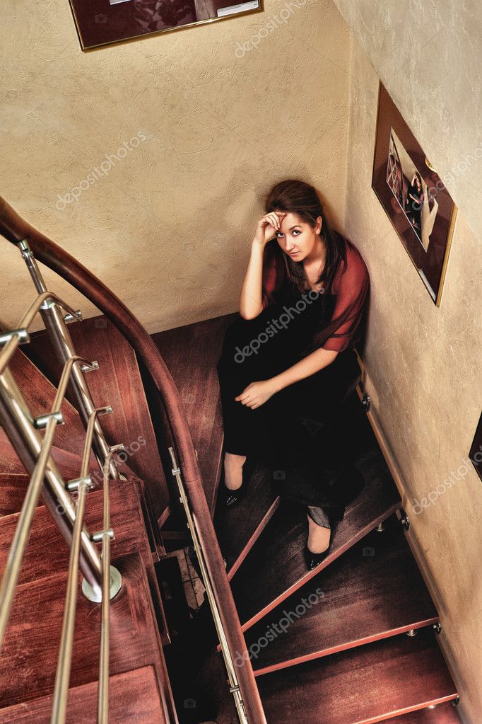 Накажет сексуальную подругу на лестнице