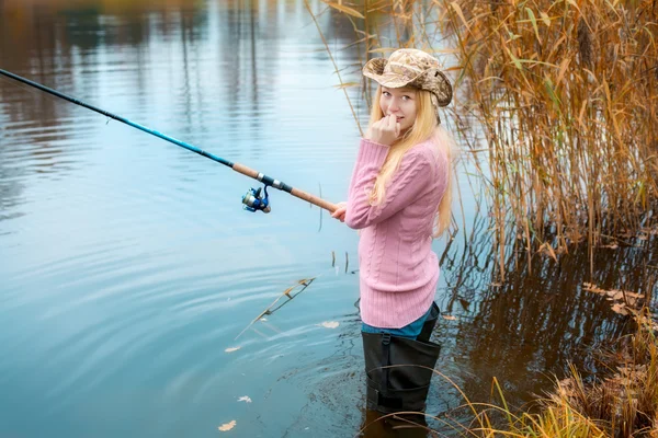 Mujer pescando —  Fotos de Stock