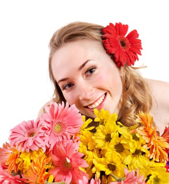 mutlu genç bir kadın tutarak çiçekler.