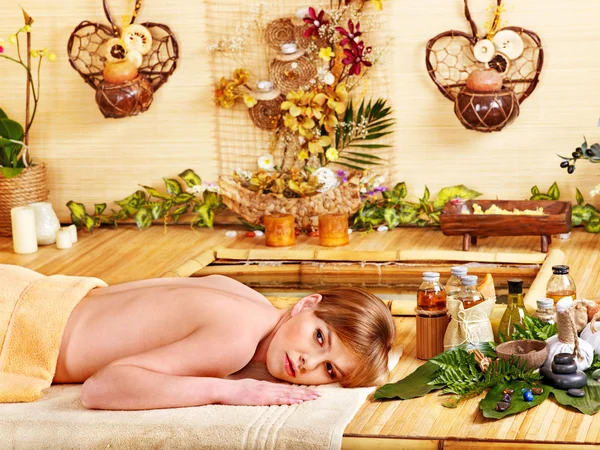 Donna ottenere massaggio in bambù spa . — Foto Stock