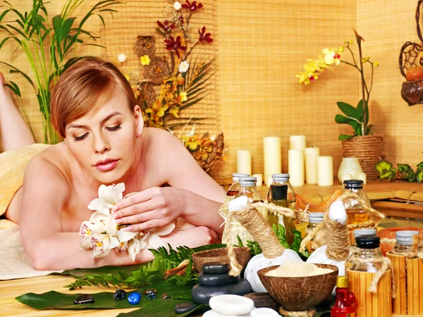 Kobieta zaczyna masaż w luksusowym spa. — Zdjęcie stockowe