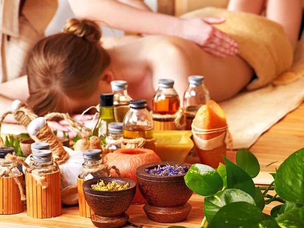 Frau bekommt Massage im Luxus-Spa. — Stockfoto