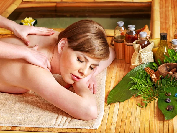 Mulher recebendo massagem . — Fotografia de Stock