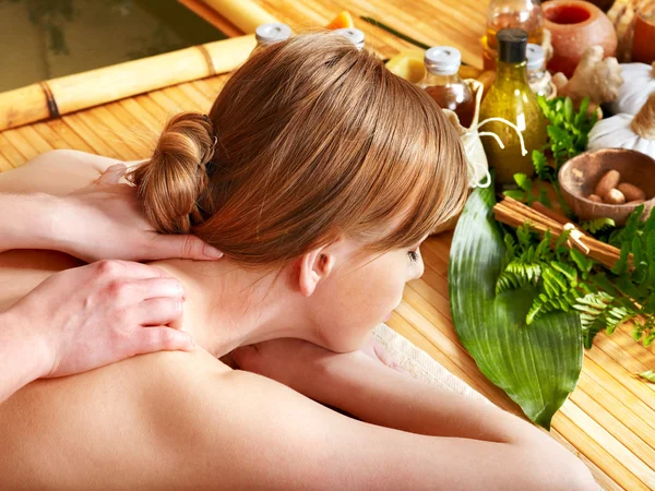Frau bekommt Aromamassage. — Stockfoto