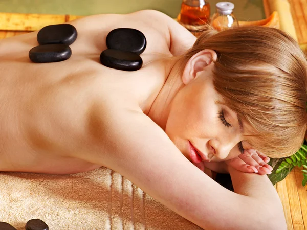 Femme obtenir pierre massage  . — Photo