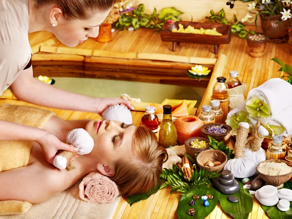 Mujer recibiendo masaje facial . —  Fotos de Stock