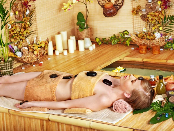 Frau bekommt Steintherapie-Massage . — Stockfoto