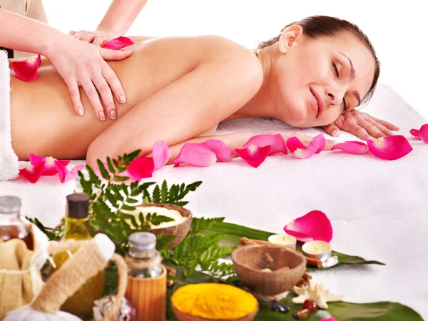 Жінка отримує масаж у спа-центрі . — стокове фото