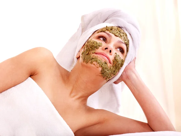 Mulher recebendo máscara facial no spa  . — Fotografia de Stock