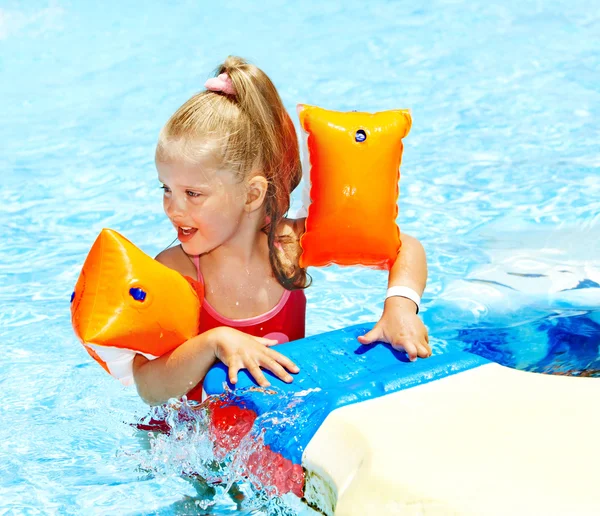 Dziecko z opaski w basenie — Zdjęcie stockowe