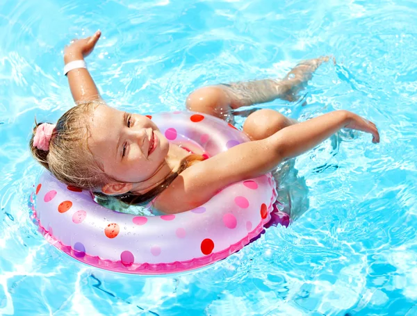 Barn leker i poolen. — Stockfoto