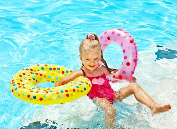 Дитина плаває в басейні . — стокове фото