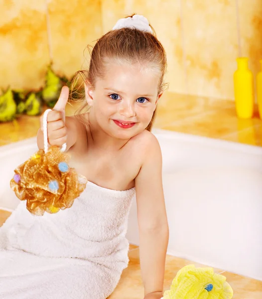 Детская стирка в ванной  . — стоковое фото