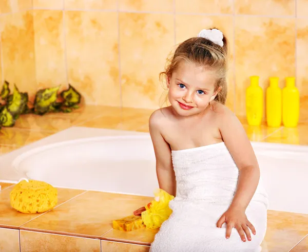 Kind im Badezimmer. — Stockfoto