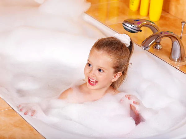 Dziecko mycia w bubble bath . — Zdjęcie stockowe