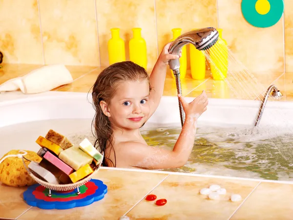 Lavagem de crianças em banho de espuma  . — Fotografia de Stock