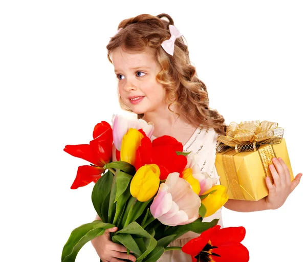 春天鲜花和礼品盒的孩子. — 图库照片