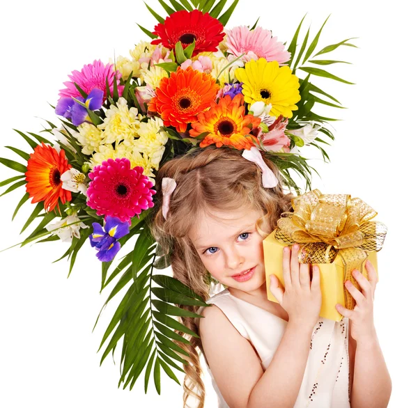 Enfant avec fleur de printemps et boîte cadeau . — Photo