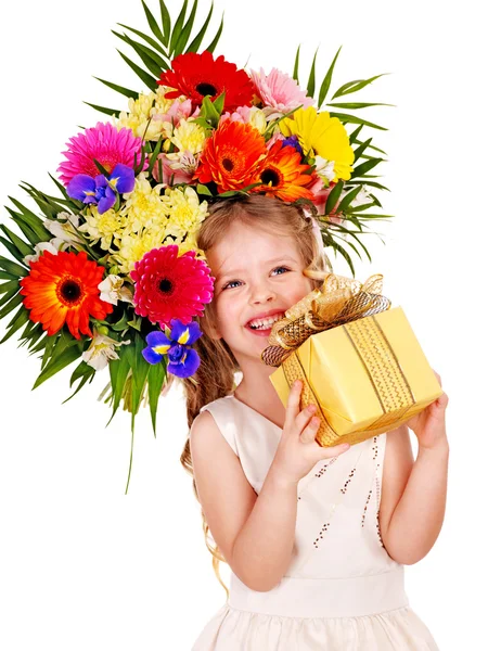 Dziecko z wiosna kwiaty i prezent pudełko. — Zdjęcie stockowe