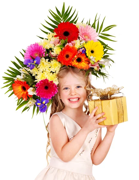 Enfant avec fleur de printemps et boîte cadeau . — Photo