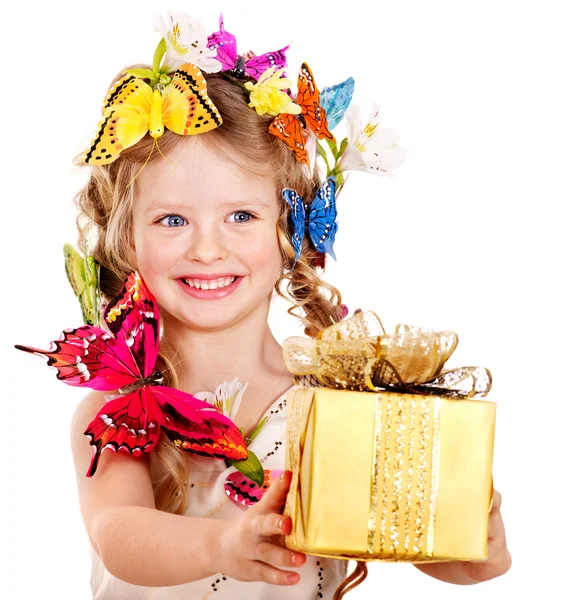 Bambino con fiore primaverile e confezione regalo . — Foto Stock