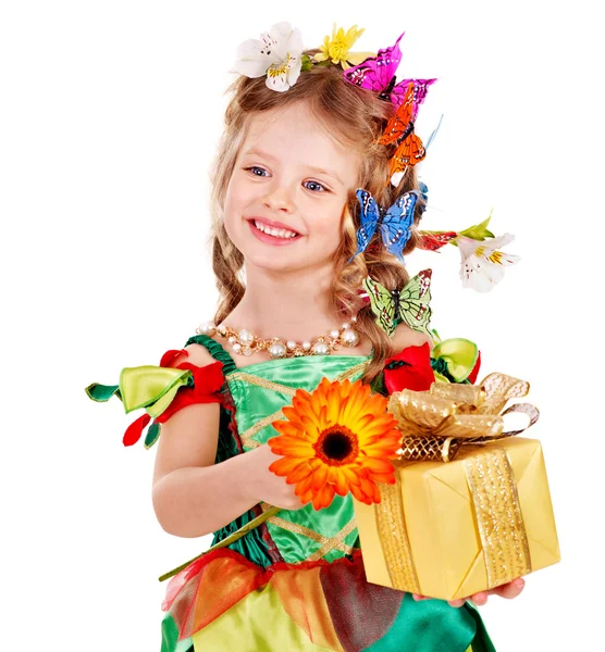 Niño con mariposa sosteniendo caja de regalo . — Foto de Stock