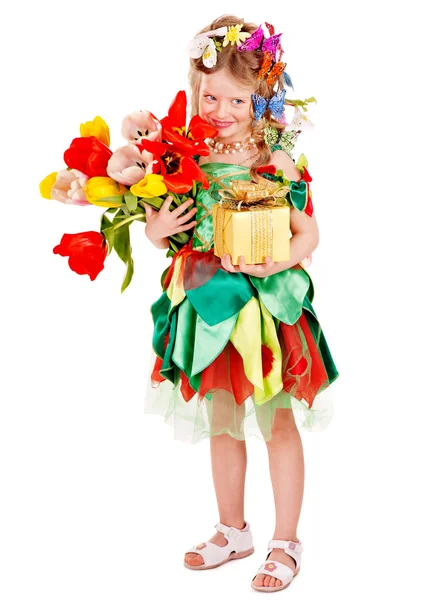 春天鲜花和礼品盒的孩子. — 图库照片