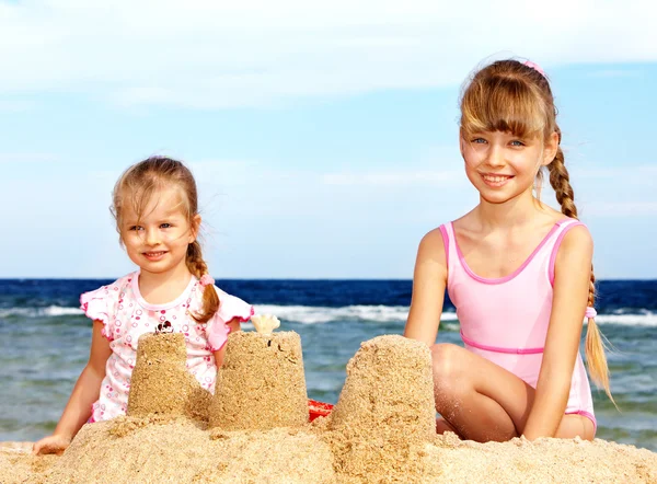 Kinder spielen am Strand. — Stockfoto