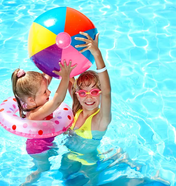 Kind spelen met de bal in zwembad. — Stockfoto