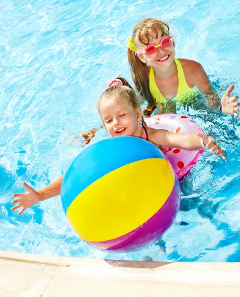 Kinder schwimmen im Pool. — Stockfoto