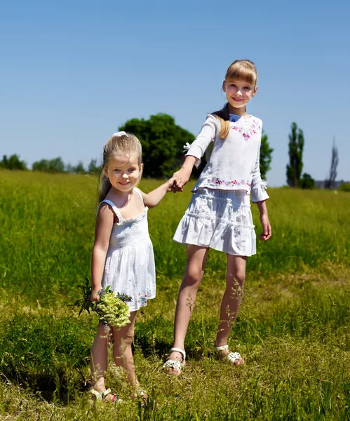 Gyerekek szabadtéri zöld füvön futó. — Stock Fotó
