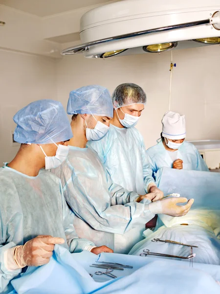 Pacjent na gurney w sali operacyjnej. — Zdjęcie stockowe