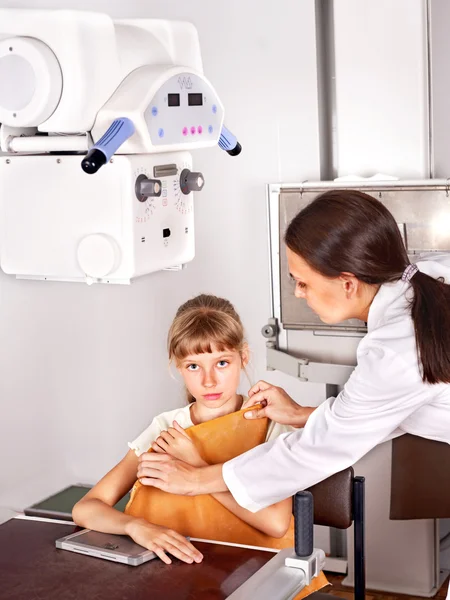 Kind met arts radioloog. — Stockfoto