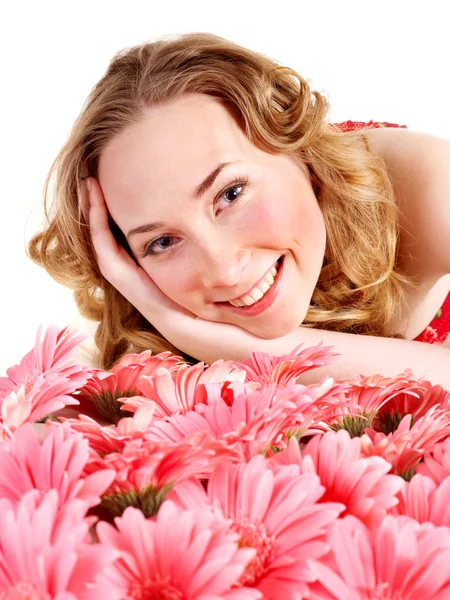 Jonge vrouw liegen over bloemen. — Stockfoto