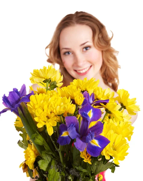 Mujer joven sosteniendo flores. — Foto de Stock
