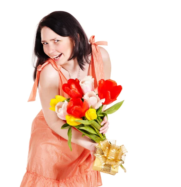 Dziewczyna z wiosna kwiaty i prezent pudełko. — Zdjęcie stockowe