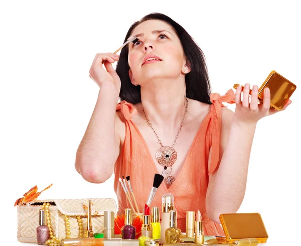 Chica aplicando maquillaje . —  Fotos de Stock