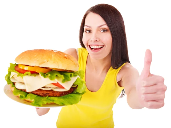 Frau hält Hamburger. — Stockfoto