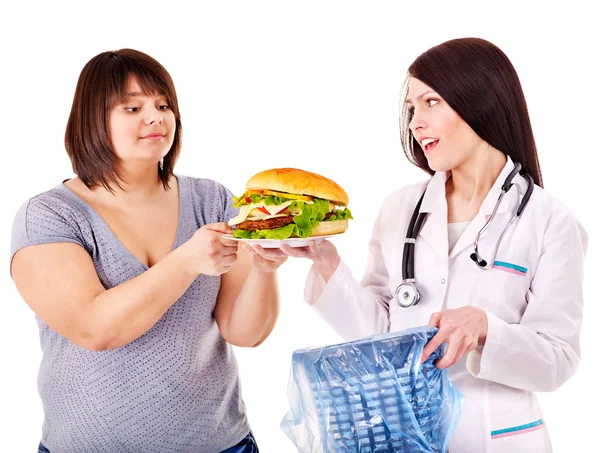 Femme avec hamburger et médecin . — Photo