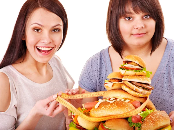 Ženy jíst hamburger. — Stock fotografie