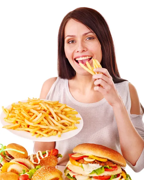 Mujer comiendo comida rápida. — Foto de Stock
